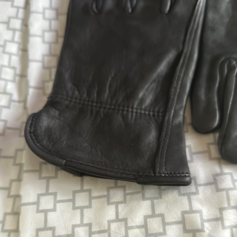 Black Leather Gloves with Classic Design and Stitching Detail - Picture 6 of 9